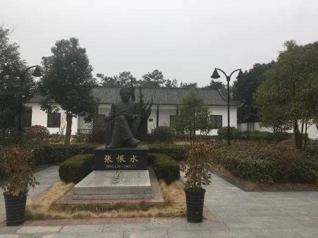 故居打一作家名_故居作家打名星是谁_故居打一作家名字的谜语
