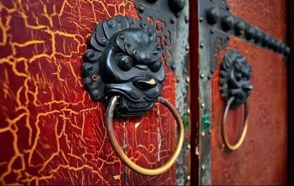 生肖青獠牙面指是什么生肖_青面獠牙是指什么生肖_青獠牙面打一成语