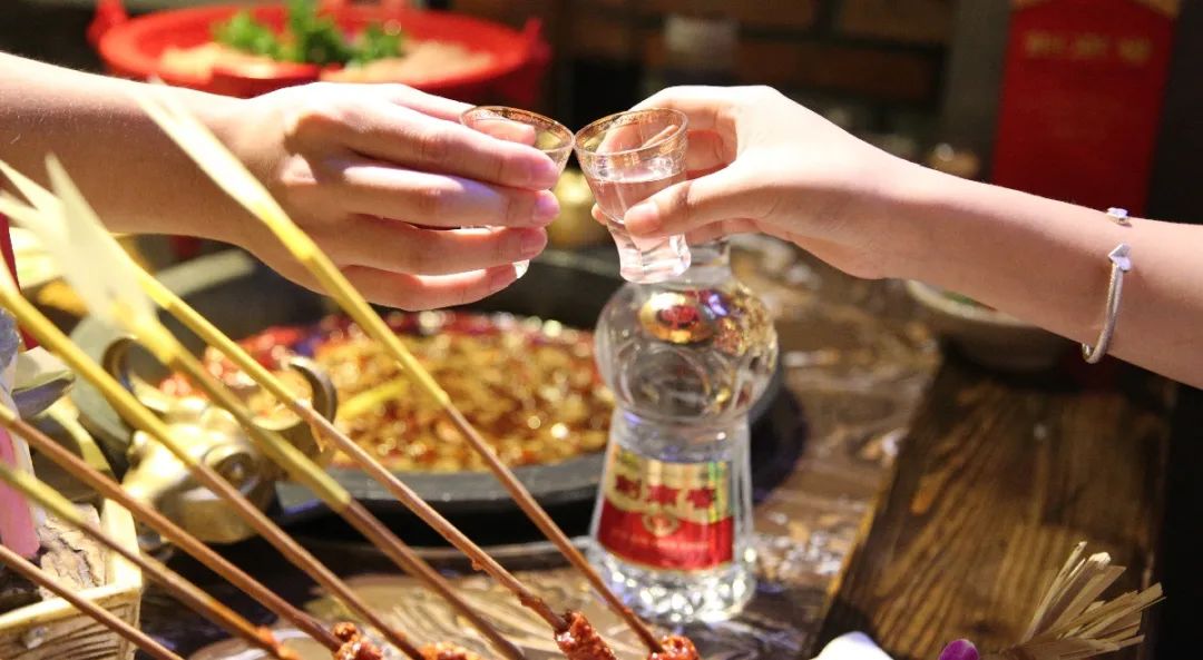 酒桌上敬酒最实用的几句话_酒桌上的敬酒词_酒桌的你